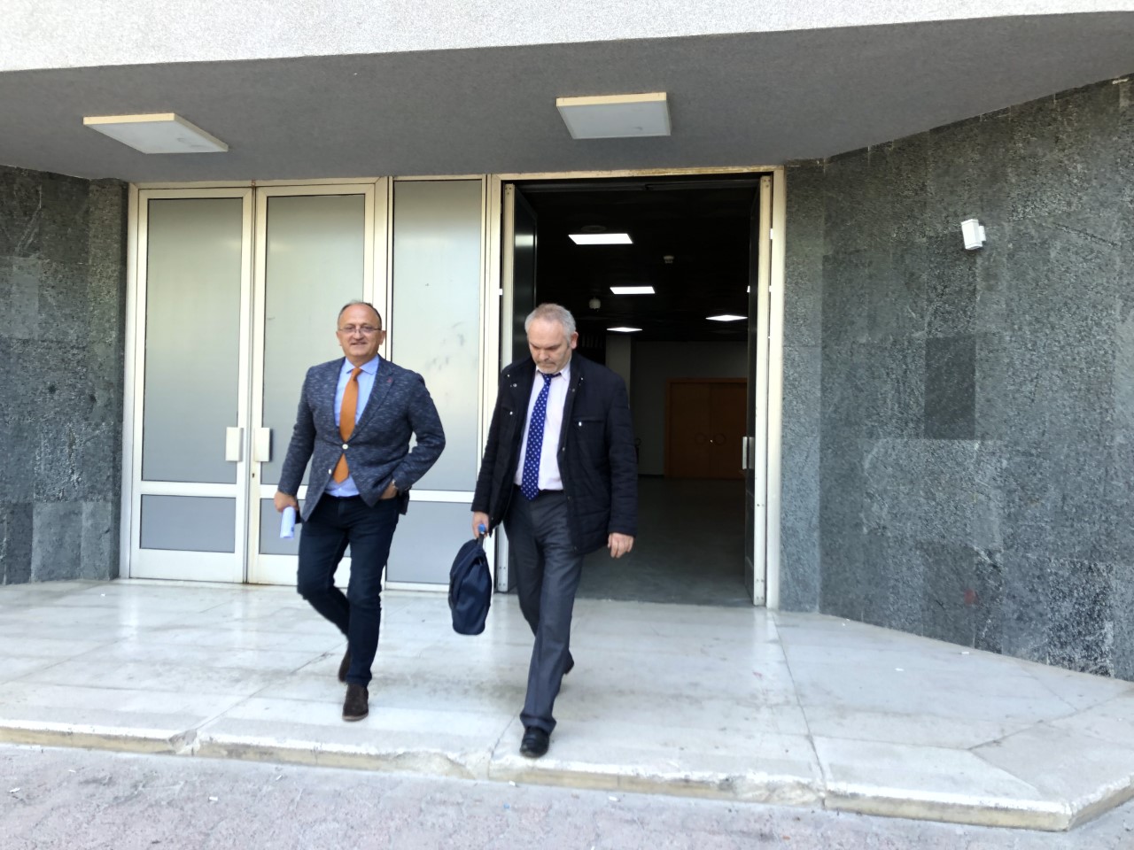 Prokurori Gjergji Tako (djathtas) dhe avokati i tij, pas seancës dëgjimore në KPK. Foto: Edmond Hoxhaj. 