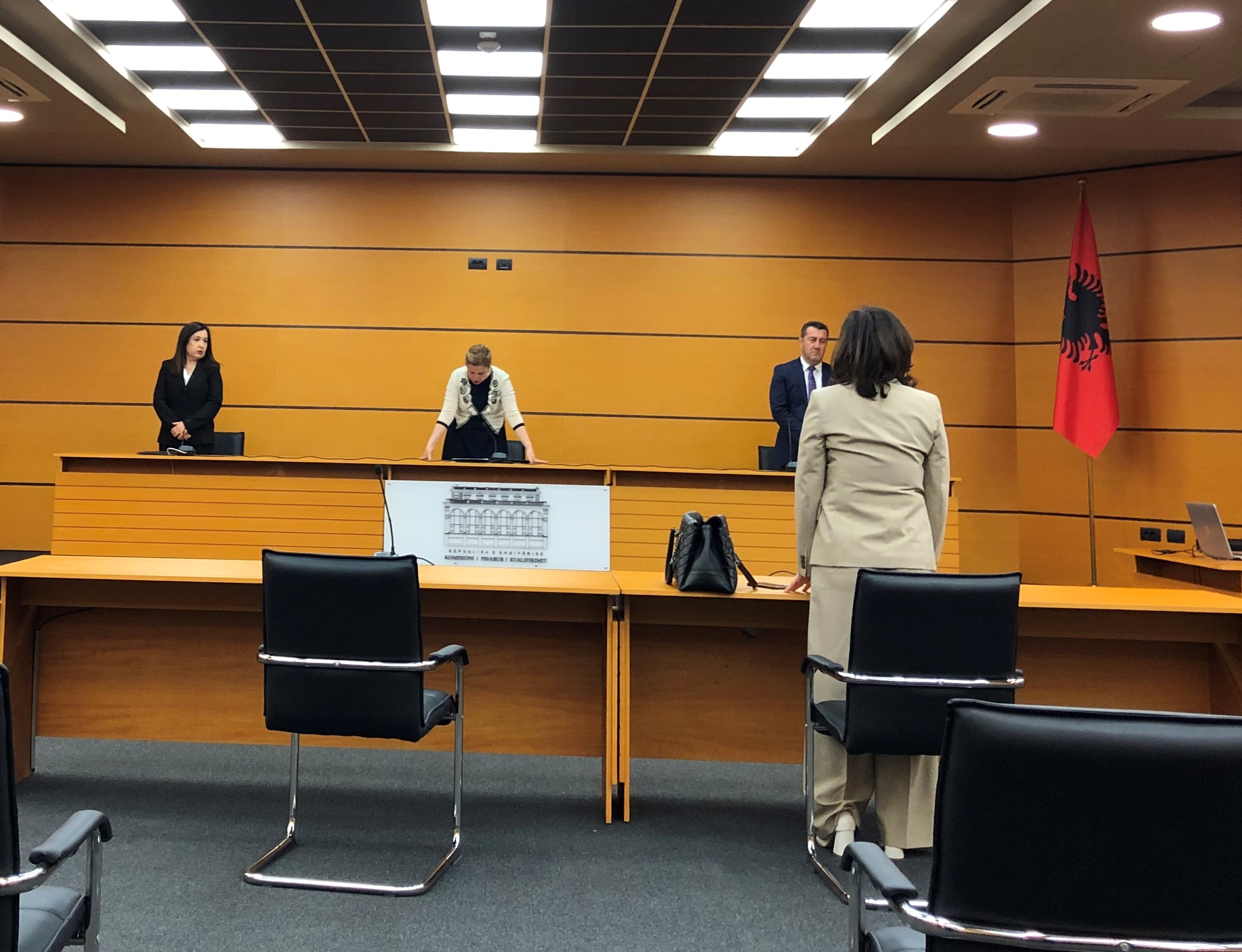 Komisionerja Valbona Sanxhaktari shpall vendimin për largimin nga detyra të gjyqtares Fida Osmani | Foto: E. Hoxhaj