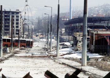 Barrikada në agim: Dëshmitar i fillimit të rrethimit të Sarajevës