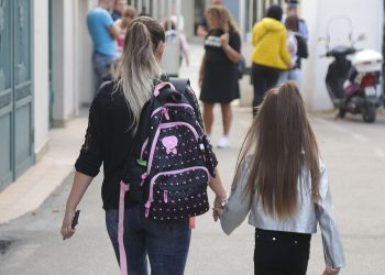 Burrat shqiptarë nuk ndihmojnë në rritjen e fëmijëve