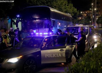 19 oficerë policie e 10 civilë u lënduan në përplasje me huliganët në Tiranë