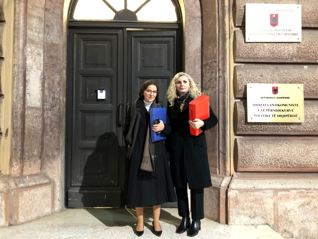 Prokurorja Anita Jella (djathtas) dhe avokatja e sja Romina Zano | Foto: BIRN 