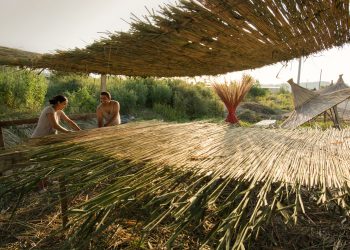 Në foto: “Mjeshtrat” prapa punimeve artistike të kashtës dhe çadrave në bregdet