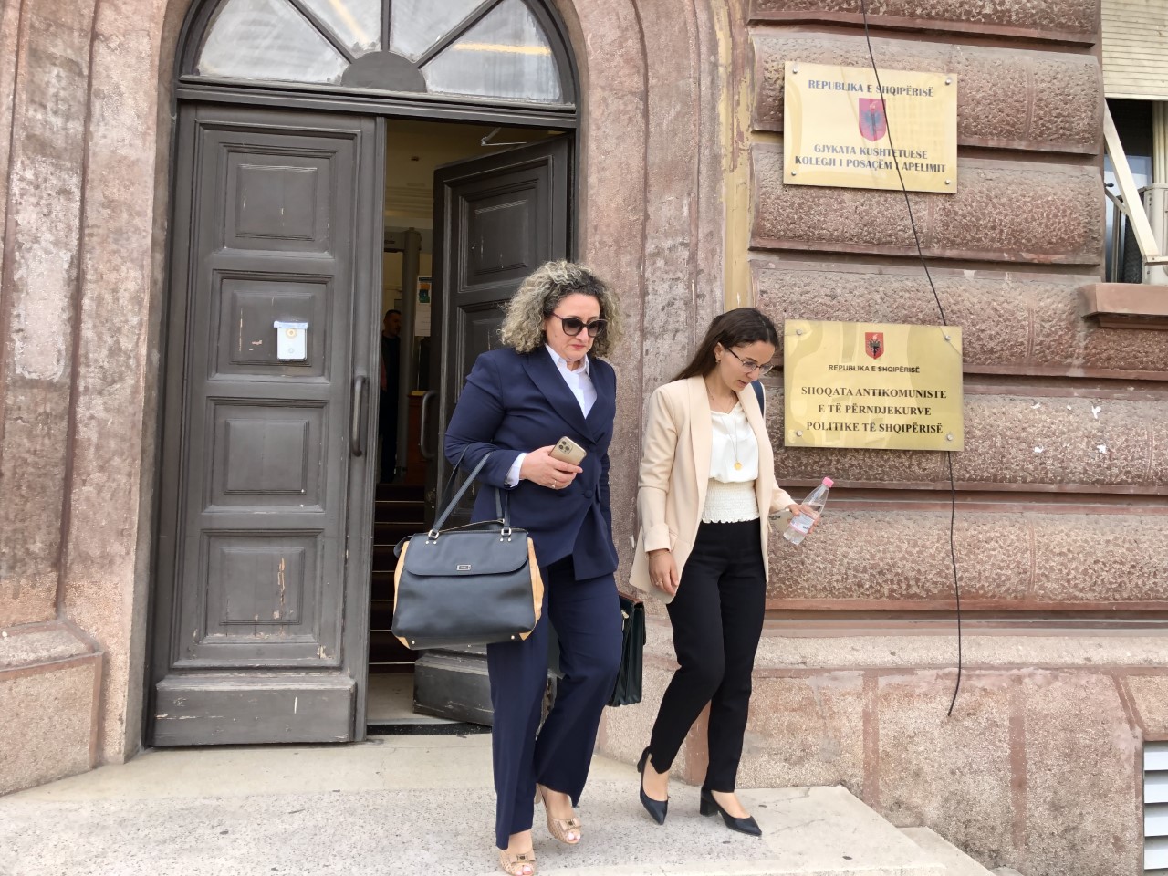 Gjyqtarja Irena Gjoka dhe përfaqësuesja e saj ligjore pas seanës në KPA. Foto: Edmond Hoxhaj. 