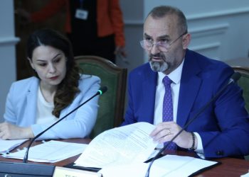 Ministri Manja përballet me kritika për ‘goditjet politike’ ndaj SPAK