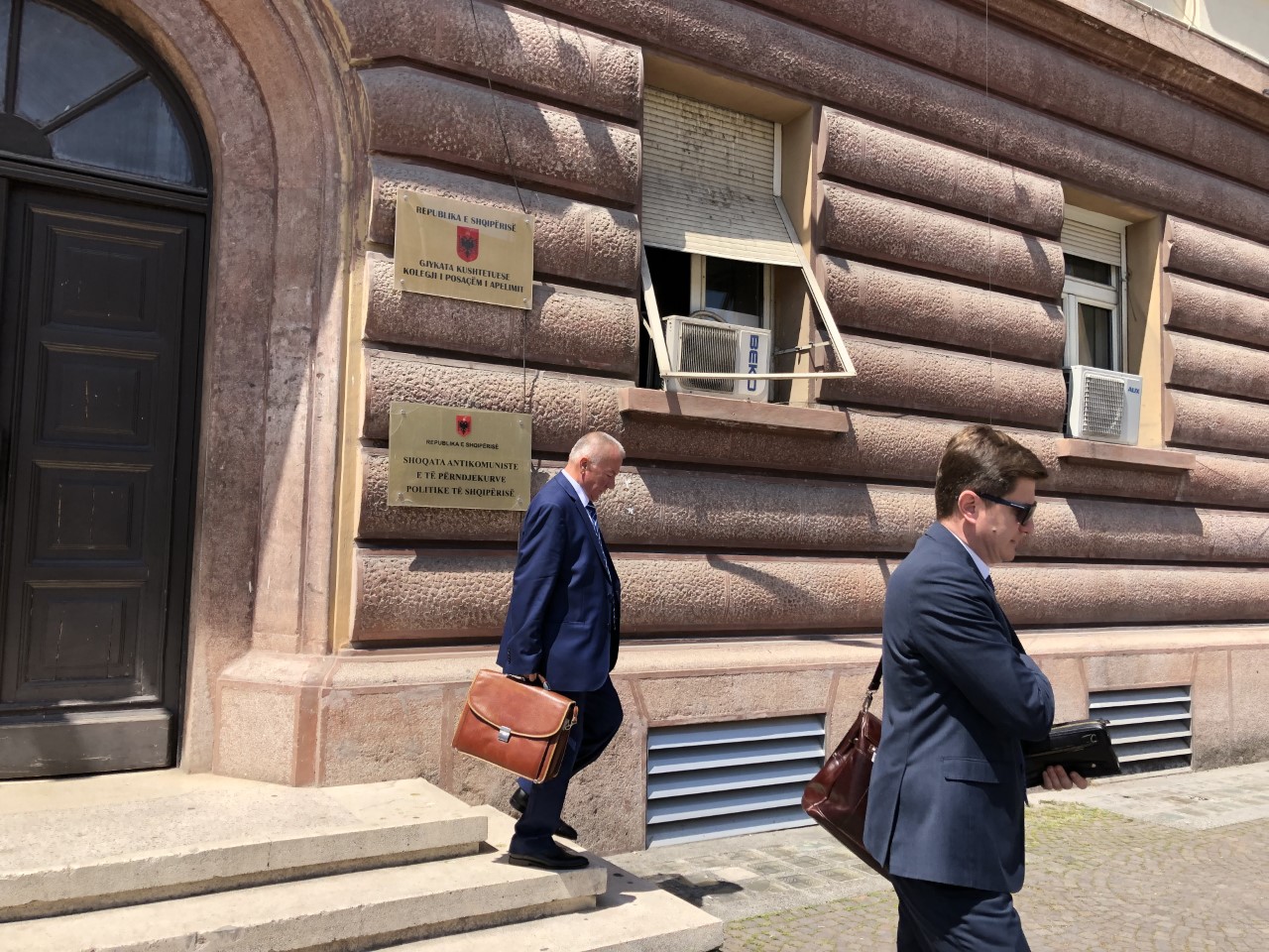 Ish-prokurori Petrit Bica dhe avokati i tij, pas seancës në Kolegjin e Posaçëm të Apelimit. Foto: Edmond Hoxhaj. 