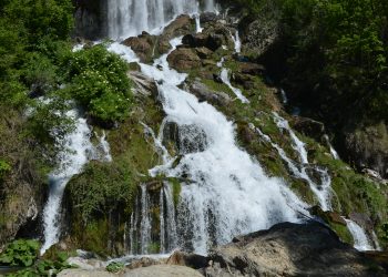 Turizëm me pikatore nën stërkalat e Ujëvarës së Sotirës