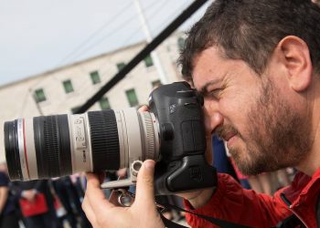 ‘Po na prish imazhin’: Policia i merr me dhunë aparatin fotoreporterit Gent Shkullaku