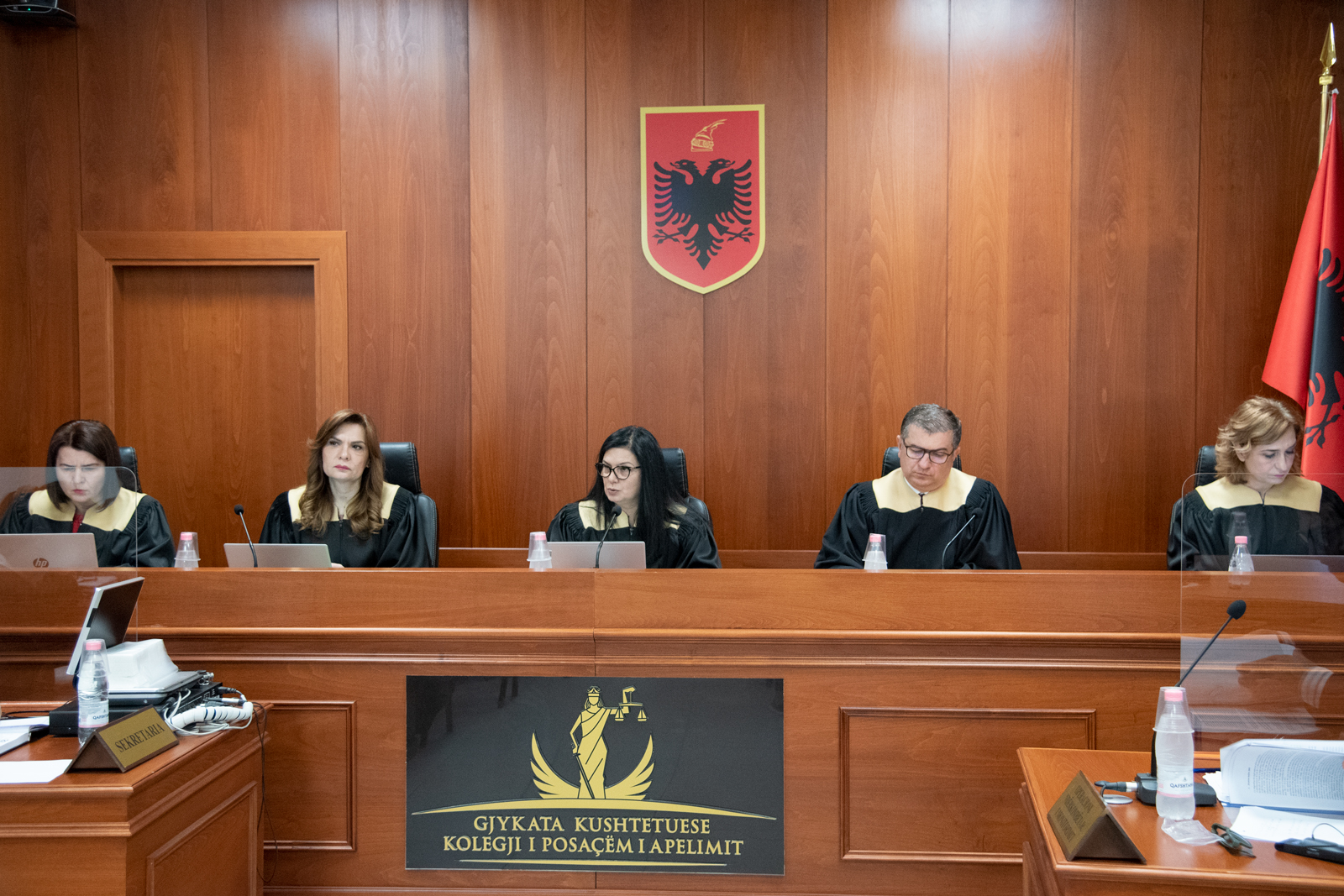 Trupa gjyqësore e Kolegjit të Posaçëm të Apelimit gjatë një seance. Foto: Nensi Bogdani/ BIRN. 