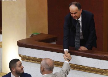 Komandar, oficerë dhe kalorës: Rama i merr dekoratat presidentit