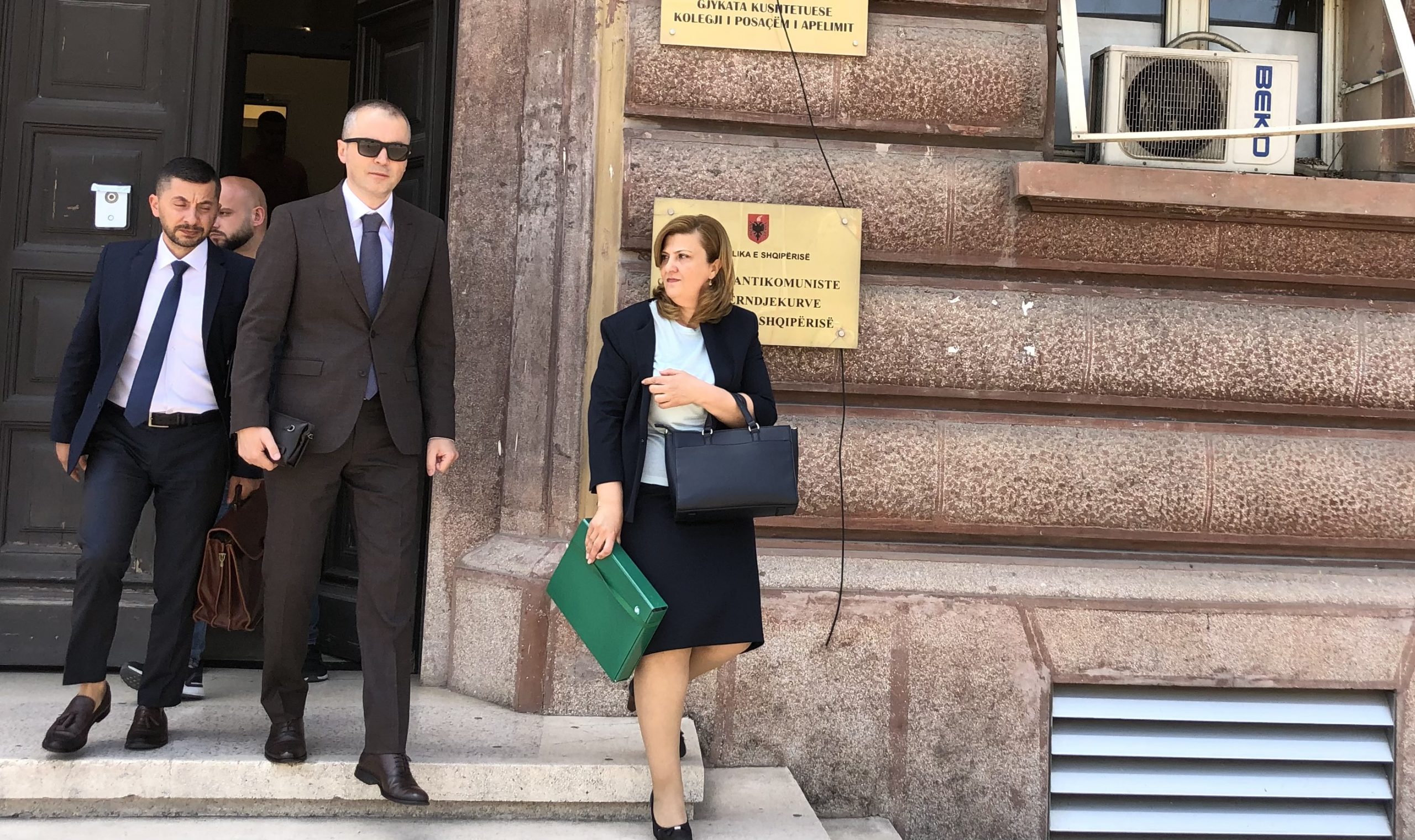 Gjyqtarja Anila Guri dhe avokati Julian Mërtiri duke dalë nga KPA | Foto: V. Karaj