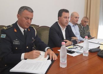 ‘Një dhimbje koke’: Peleshi paralajmëron prishjen e kontratave për helikopterët “Cougar”