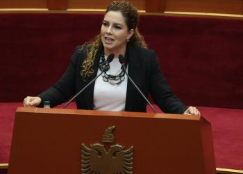 Ministrja Xhaçka mbron shpalljen e bashkëshortit si investitor strategjik
