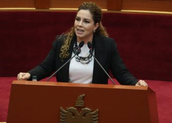 Ministrja Xhaçka mbron shpalljen e bashkëshortit si investitor strategjik