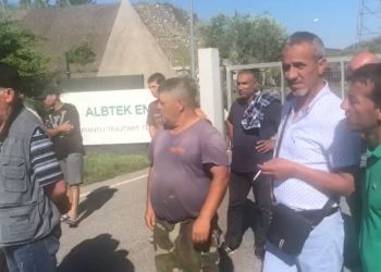 Punëtorët e inceneratorit të Elbasanit protestojnë për pagë të pa marrë dhe ulje rroge