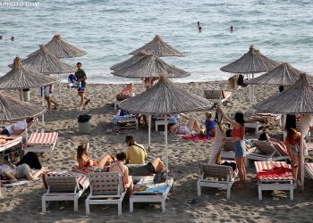 Çmimet e ‘kripura’ mbajnë larg pushuesit nga plazhet e Shëngjinit