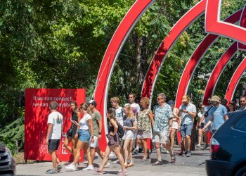 Në foto: Turistët e huaj mbushin rrugët e Tiranës