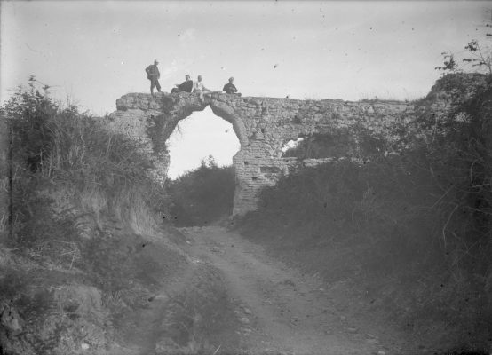 Portë me qemer në murin fortifikues të Portezës. Viti 1912. Burimi: Muzeu Kombëtar i Fotografisë “Marubi”.