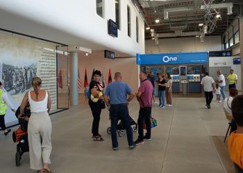 Udhëtarët nga Kosova mbajnë gjallë aeroportin e Kukësit