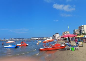 ‘Nuk jemi si në TV’: Vrojtuesit e plazhit të Durrësit, të paktë dhe të keqpajisur