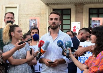 Organizatat kërkojnë gjykim të drejtë për gazetarin Isa Myzyraj