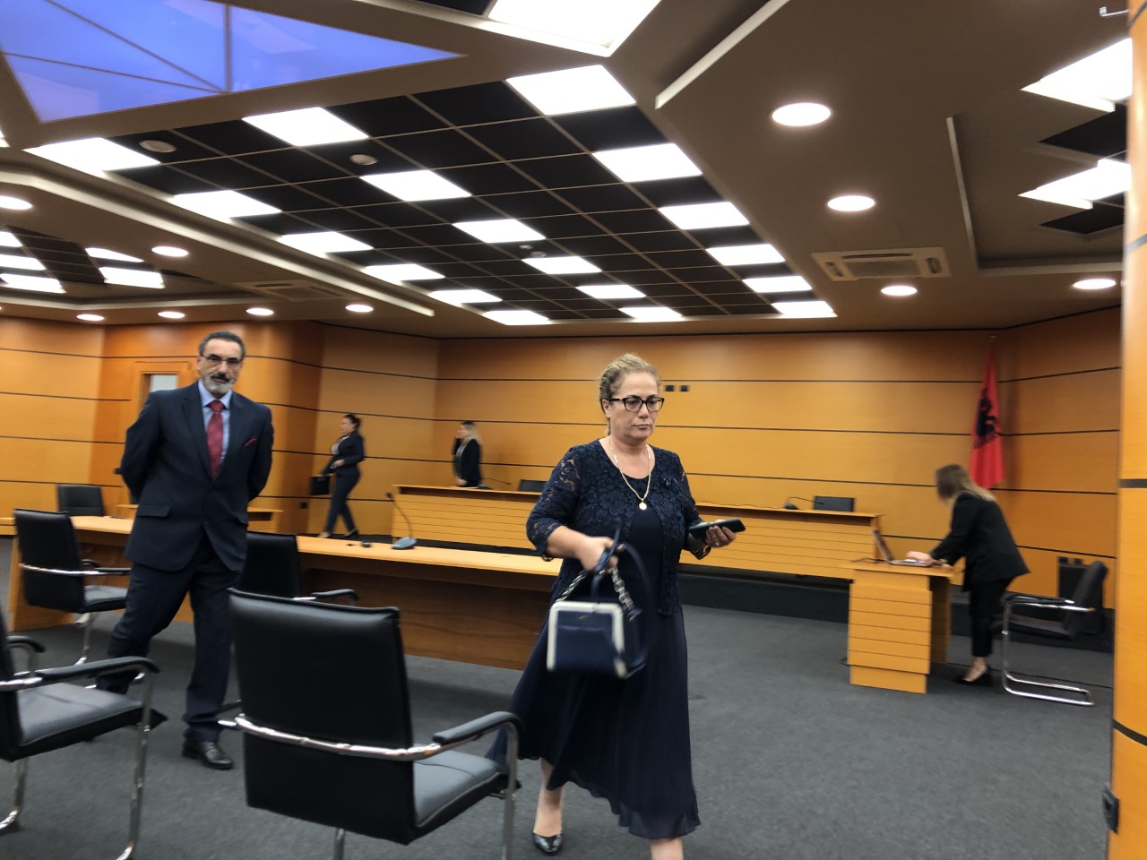 Gjyqtarja Ariana Caco pas vendimit të shkarkimit. Foto: Edmond Hoxhaj. 
