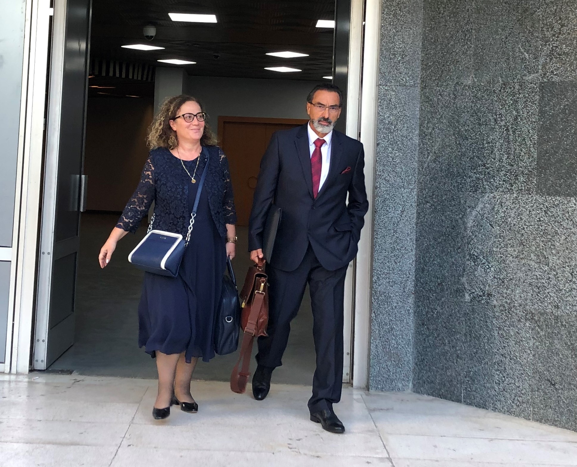 Gjyqtarja Arjana Caco dhe bashkëshorti, Artur Gumbardhi duke dalë nga KPK | Foto Edmond Hoxhaj