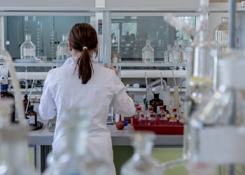 Pandemia lulëzoi biznesin e laboratorëve, spitalet private vijuan me humbje