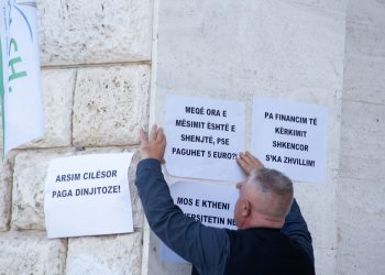 Pedagogët protestojnë për paga të denja dhe financim të kërkimit shkencor