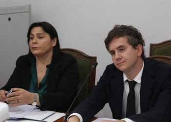 Mungesa e Endri Fugës shkakton debate në Komisionin e Medias