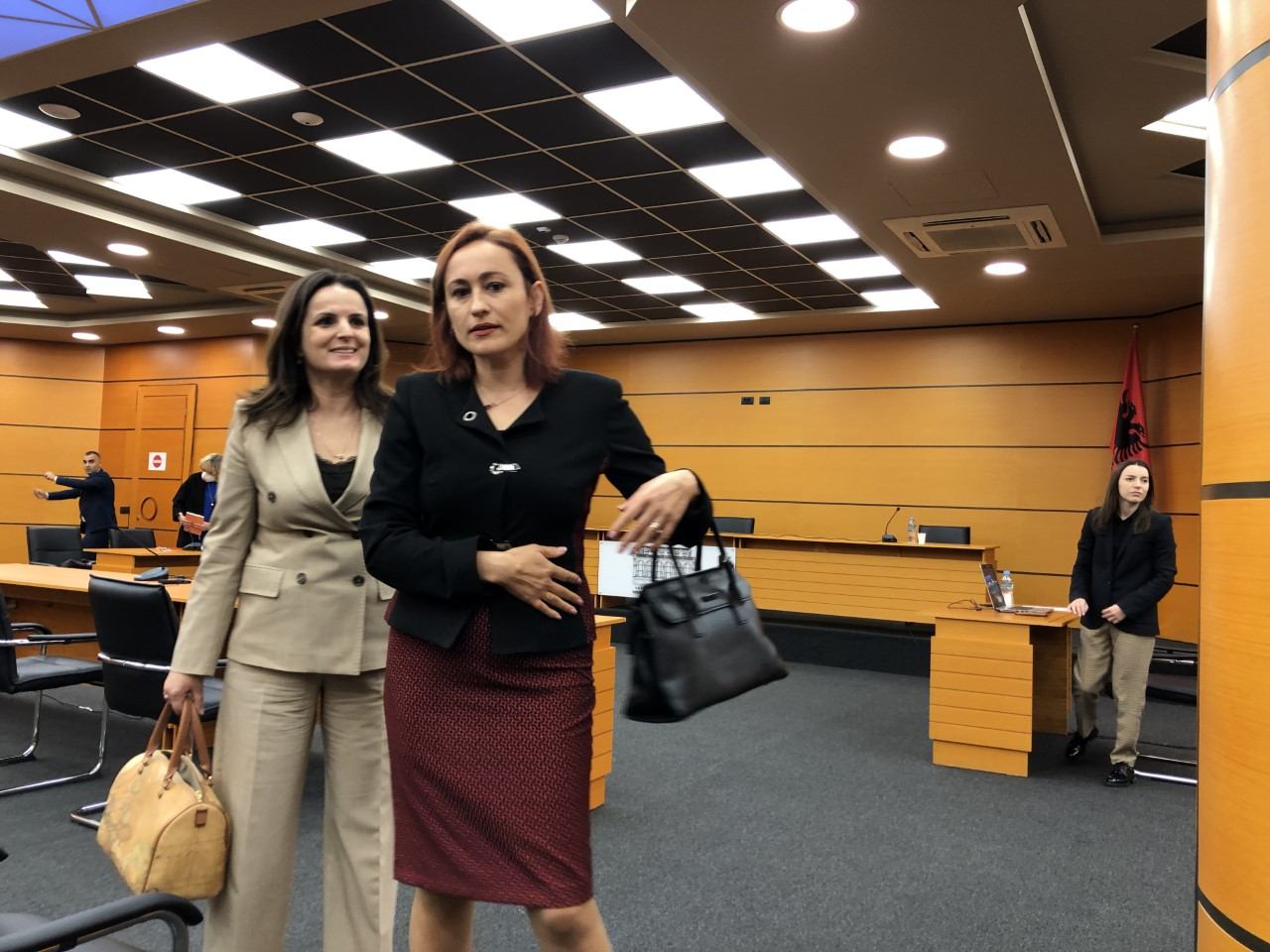 Prokurorja Edina Kurti dhe përfaqësuesja e saj ligjore, Antoneta Sevdari pas shpalljes së vendimit. 