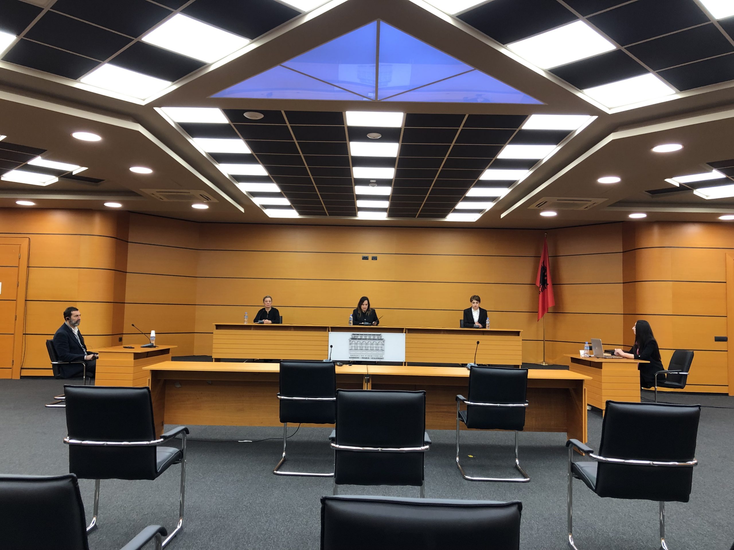 Trupa gjykuese e Komisionit të Pavarur të Kualifikimit gjatë shpalljes së vendimit për Sekretarin e Përgjithshëm të Gjykatës Kushtetuese Eugen Papandile. Foto:Edmond Hoxhaj/BIRN