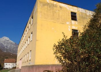 Çatia e shkollës pikon, institucionet “lajnë duart” me procedura të dështuara