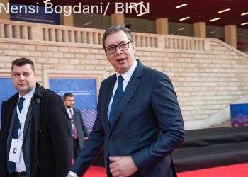 BE-ja duhet t’i japë fund dyzimit të Serbisë midis Lindjes dhe Perëndimit