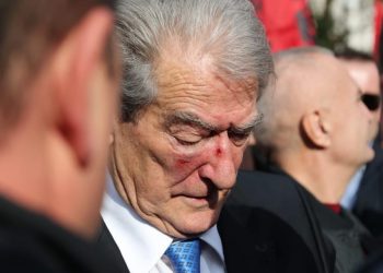 Incident në protestën e opozitës pasi një 31-vjeçar goditi ish-kryeministrin Sali Berisha