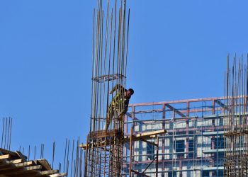 ‘Faji i mbetet viktimës’; aksidentet në punë të nënraportuara në Shqipëri