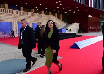 Vjosa Osmani i bën thirrje BE-së të ndërpresë bisedimet e anëtarësimit me Serbinë
