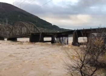 Vërshimet e lumit Mat rrezikojnë shembjen e Urës së Zogut