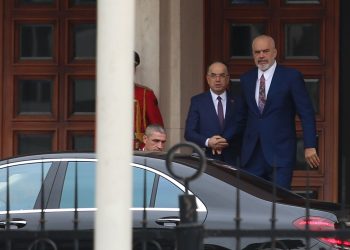 ‘Cenon të drejtat e Presidentit’: Begaj kthen ligjin e qeverisë për dekoratat