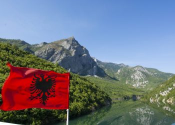 Ndotje ndërkufitare: Përmbytjet nxjerrin në sipërfaqe “ishujt” e plastikës në Fierzë