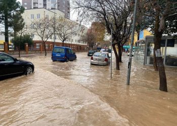 Rrebeshi përmbyt shtëpi, rrugë dhe qindra hektarë tokë në Lezhë