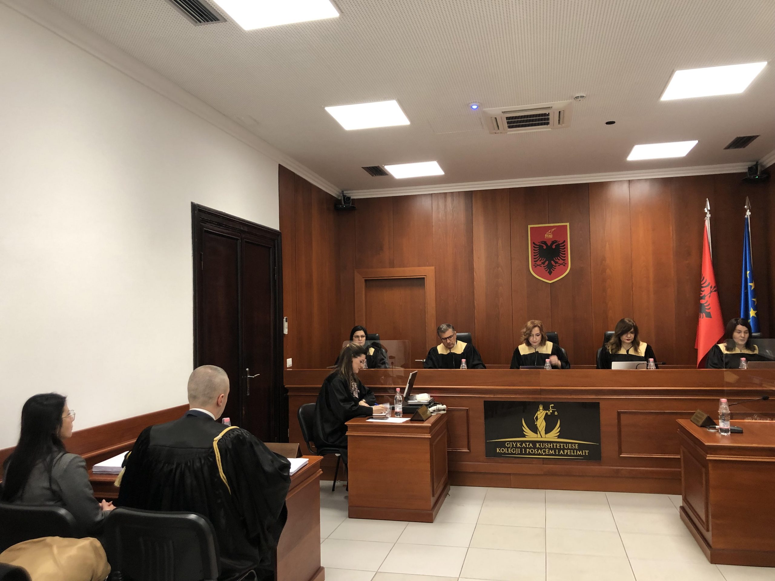 Prokurorja Enkeleda Osmani dhe avokati i saj në Kolegjin e Posaçëm të Apelimit. 