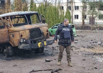 Një vit luftë në Ukrainë: Gazetarët përballen me traumën e raportimit të mizorive