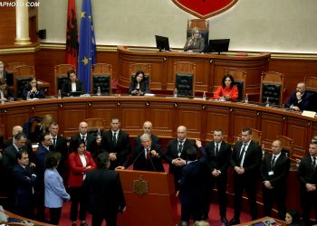 Kuvendi përjashton brenda një muaji 23 deputetë të opozitës