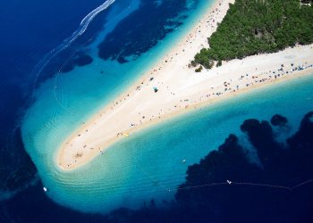 Kroatët të zemëruar me ligjin që kritikët thonë se “do të privatizojë” plazhet