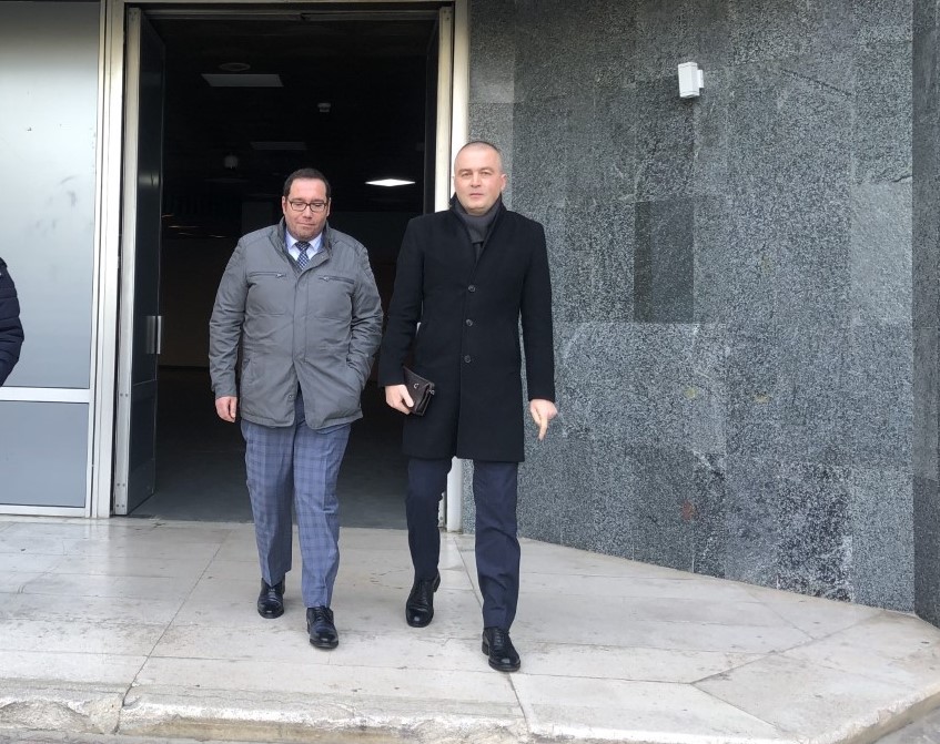 Gjyqtari Erarbër Madhi (majtas) dhe avokati Julian Mërtiri pas seancës në KPK. Foto: Edmond Hoxhaj. 