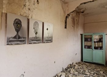 Ish-i burgosur i regjimit komunist shqiptar ekspozon art në ish-burgun e Spaçit