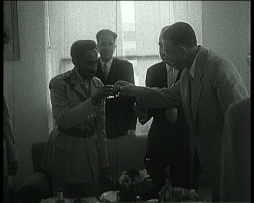 Momente nga vizita e perandorit etiopian Haile Selassie I në aeroportin e Tiranës në vitin 1959. Foto: AQSHF
