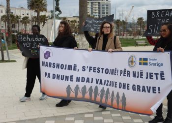 Studente e aktivistë marshuan kundër dhunës ndaj grave në Durrës