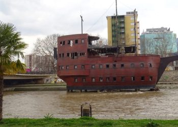 Shkupi lufton me fatin e anijeve artificiale në lumin Vardar